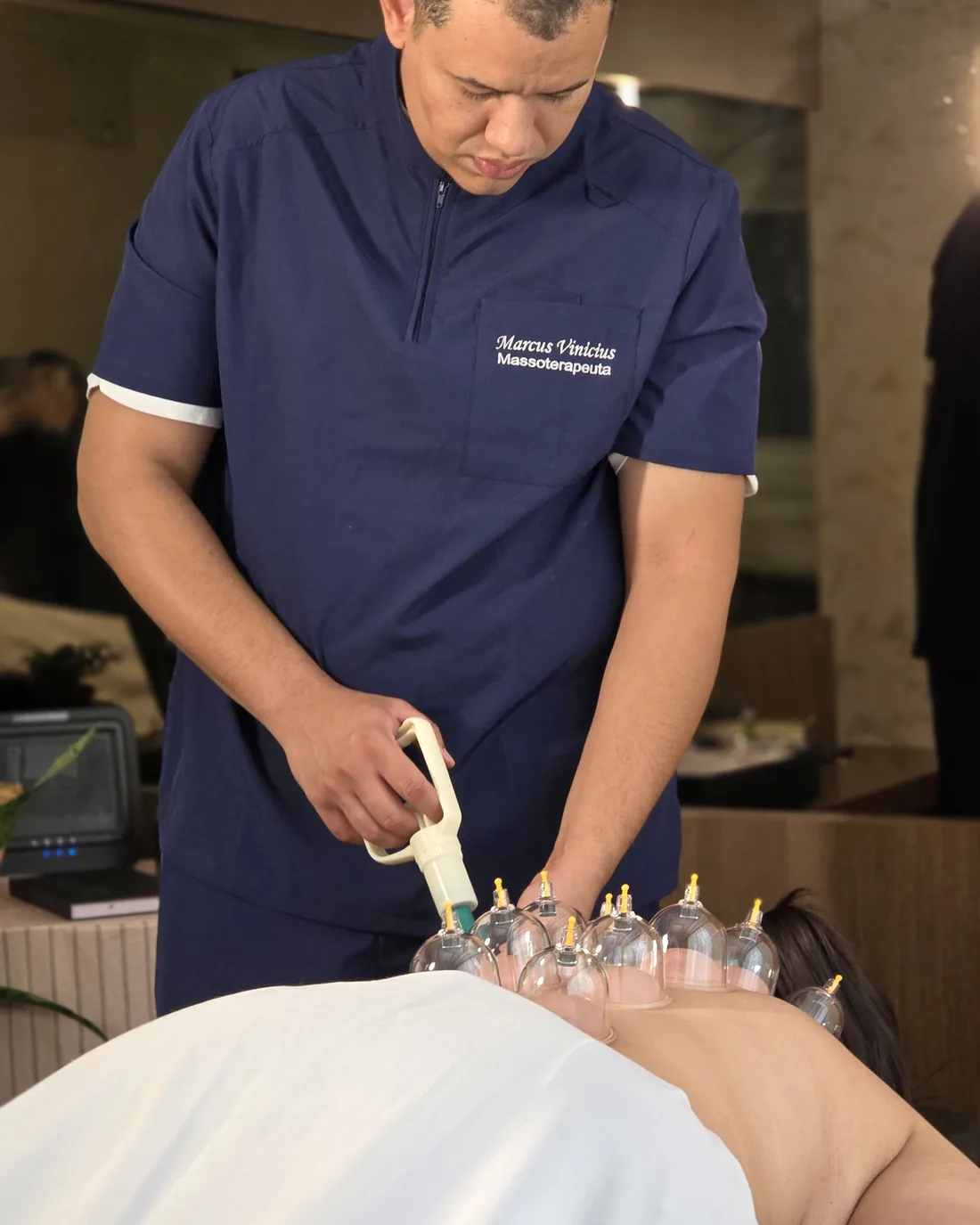 Marcus Vinicius aplicando ventosaterapia em uma cliente no espaço de atendimento em Londrina